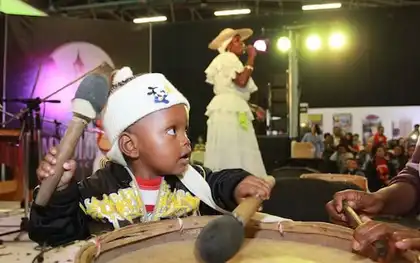 ¡Vamos a cantar, bailar, silbar y aplaudir! ¡Celebremos la música!